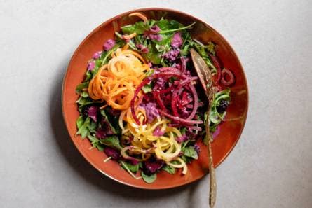 Regenboogsalade met bramendressing