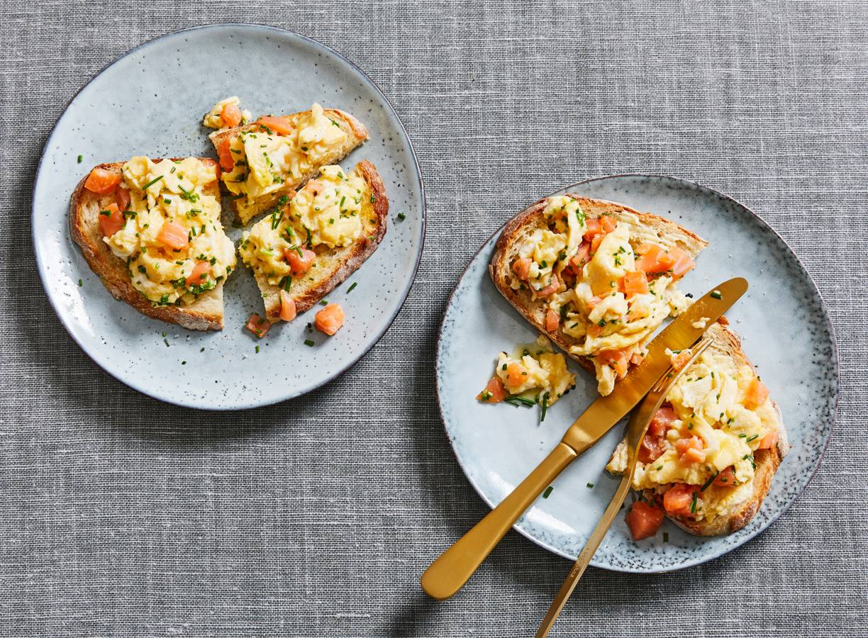 Roerei met gerookte zalm op desembrood