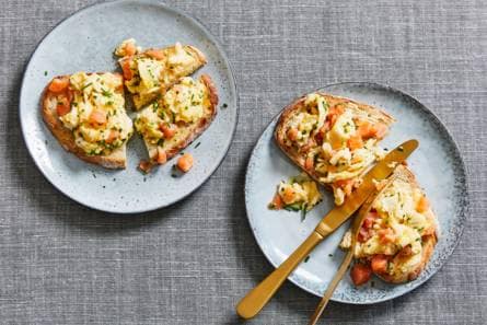 Roerei met gerookte zalm op desembrood