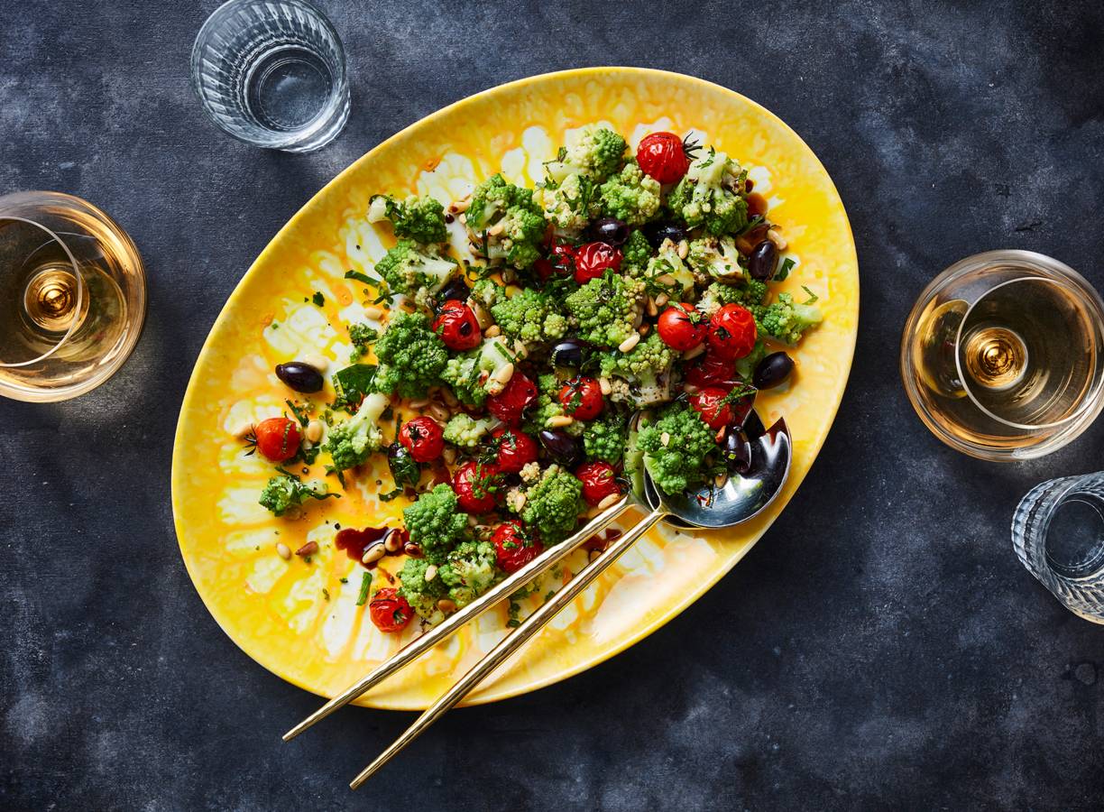Romanescosalade met tomaat en olijf