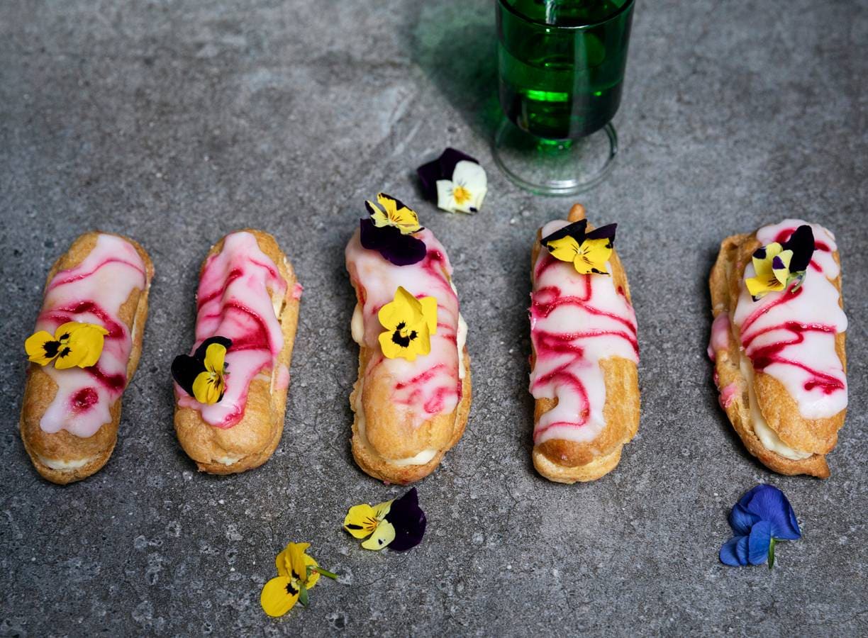 Roze eclairs met eetbare bloemen