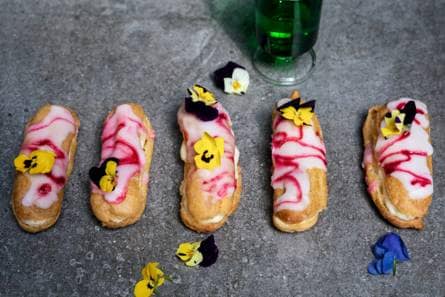 Roze eclairs met eetbare bloemen