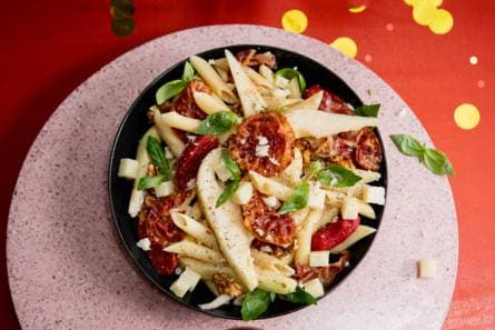 Salade met penne rigate, peer en pancetta
