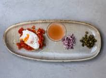 Iedereen kan zijn eigen tartaar naar smaak garneren. Minder werk voor de kok en meer gezelligheid aan tafel!