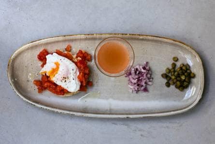 Tomatentartaar op toast met ’n gepocheerd eitje
