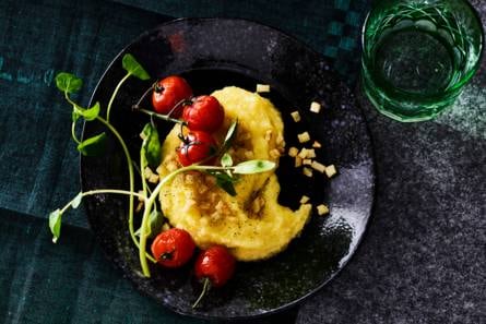 Truffelpolenta met knolselderij en tomaatjes