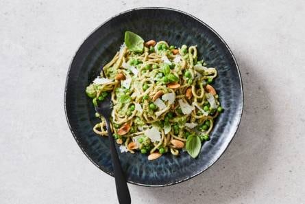 Volkorenlinguine met courgettepesto