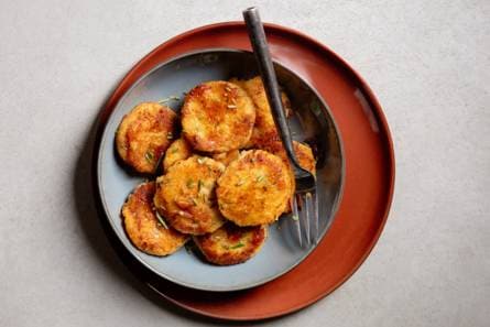 Zoete-aardappelkoekjes met verse rozemarijn