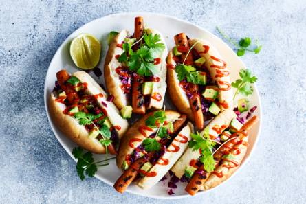 Aziatische hotdog met rodekool, avocado & tahindressing