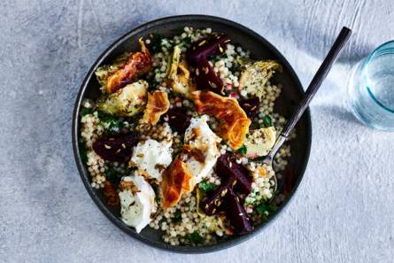 Parelcouscous met geroosterde biet, artisjok, mozzarella & pancetta