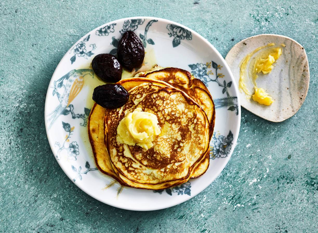 Ricottapannenkoekjes met honingboter & pruimen