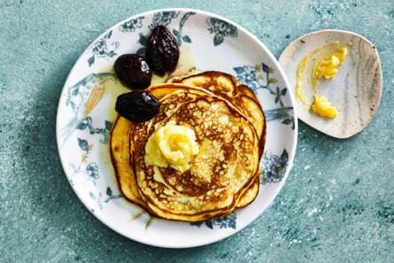 Ricottapannenkoekjes met honingboter & pruimen