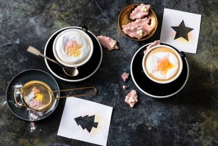 Cappuccino met kerstboom