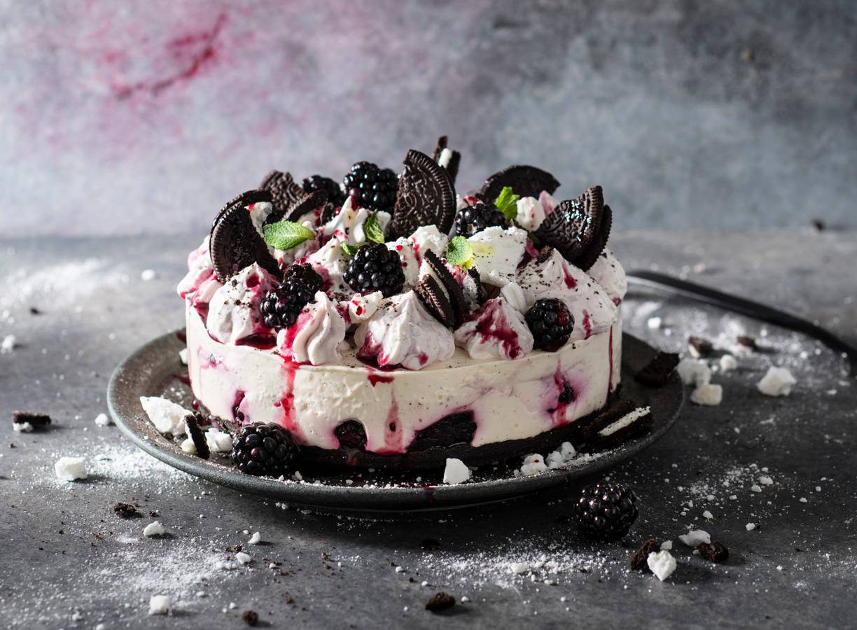 Eton mess cheesecake met bramencrème en oreobodem