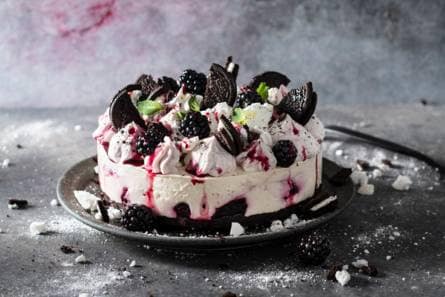 Eton mess cheesecake met bramencrème en oreobodem