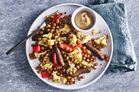 Marokkaanse ovenschotel met chipolata & hummus