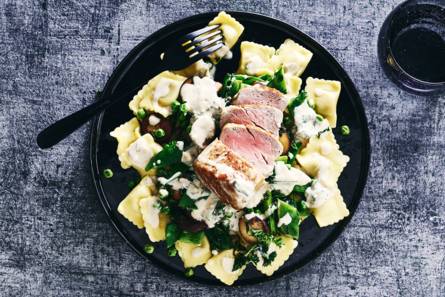 Varkenshaas met gevulde ravioli, paddenstoelen & peultjes