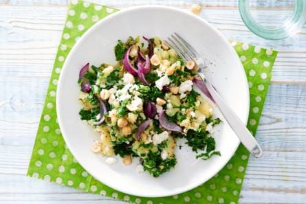 Vegastamp van boerenkool en bloemkool met feta & hazelnoten