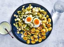 De gnocchi di patate gaat goed samen in de oven met de groenten en kruiden.