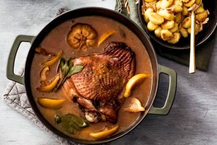 Kalkoendij met salie en amandelen met krokante gnocchi