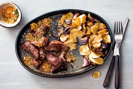 Ossenhaaspuntjes met hazelnootsinaasappelcrumble en pastinaakchips
