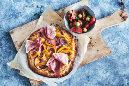 Pizza bianca met rauwe parmaham