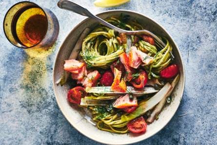 Romige tagliolini met gerookte zalm, witlof & cherrytomaatjes
