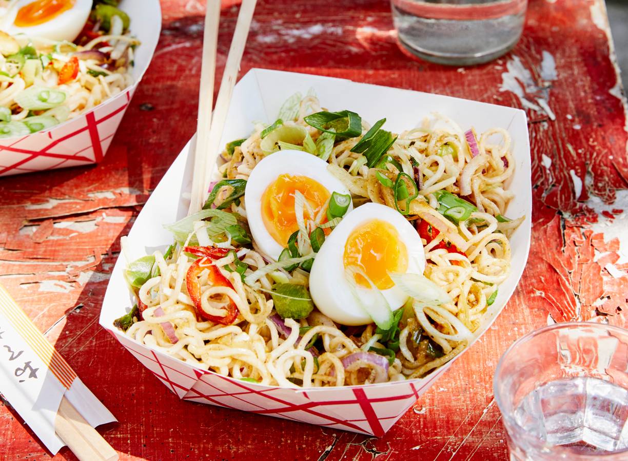Snelle noedelroerbak met groene currypasta en een eitje