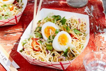 Thaise noedelroerbak met een eitje