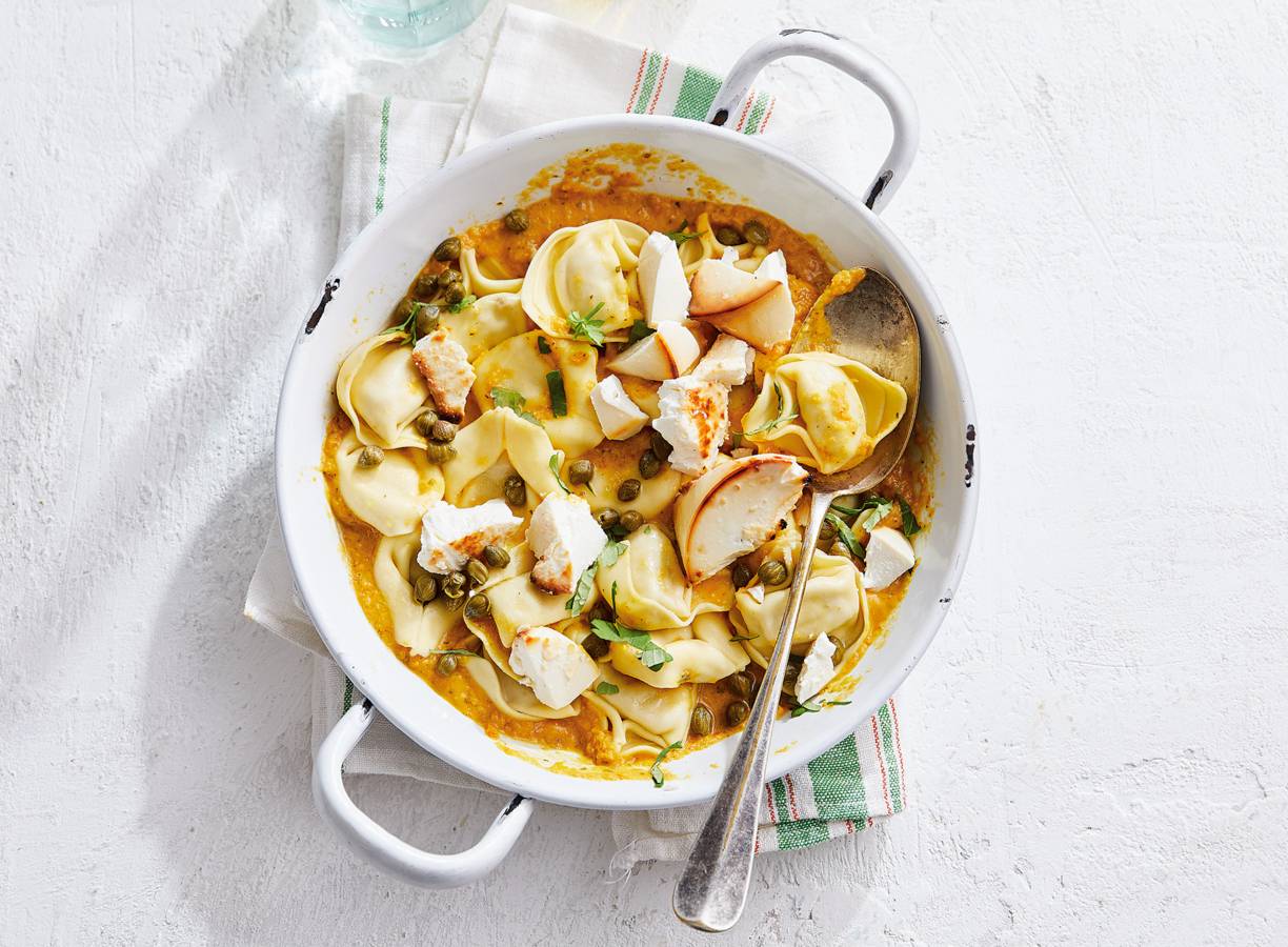 Tortelloni arrabbiata met pompoen-chilisaus & ricotta