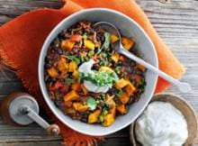 De kabocha pompoen geeft dit gerecht een volle, zoetige smaak.
