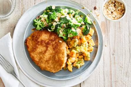 Krokante schnitzel met zoete-aardappelgratin en broccoli