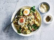 Spaghetti carbonara in een nieuw jasje met vega spekreepjes.