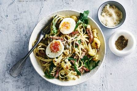Spaghetti met ei, vega spekreepjes & geroosterde bloemkool