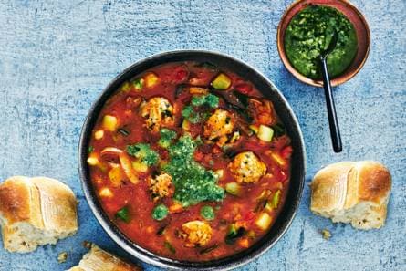 Italiaanse tomatensoep met kipgehaktballetjes