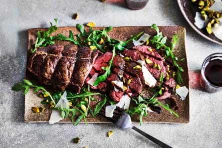 Bavette-tagliata met Pecorino Romano en pistache