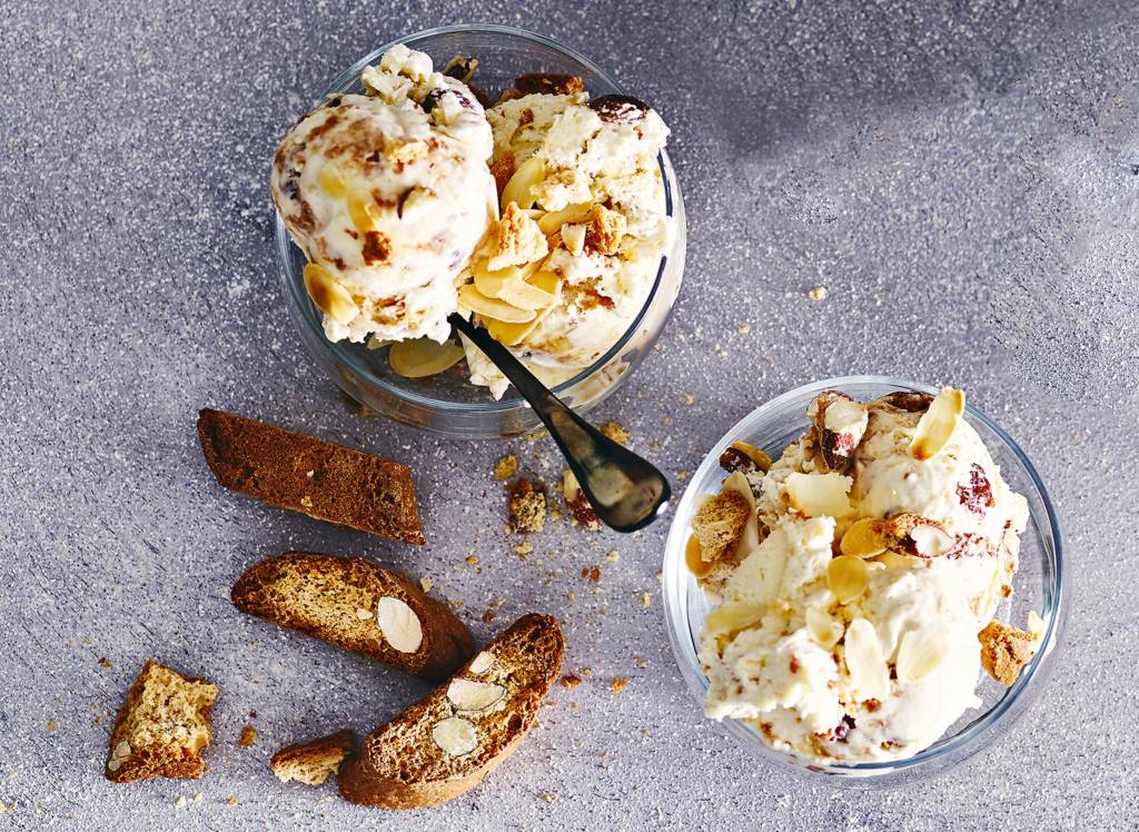 Cantuccini-ijs met rozijnen en geroosterd amandelschaafsel