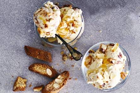 Cantuccini-ijs met rozijnen en geroosterd amandelschaafsel