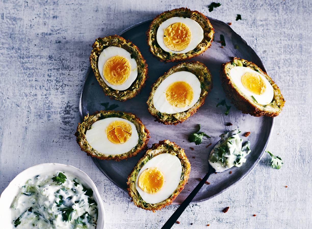 Kruidige Scotch eggs met raita