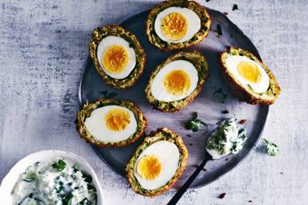 Kruidige Scotch eggs met raita