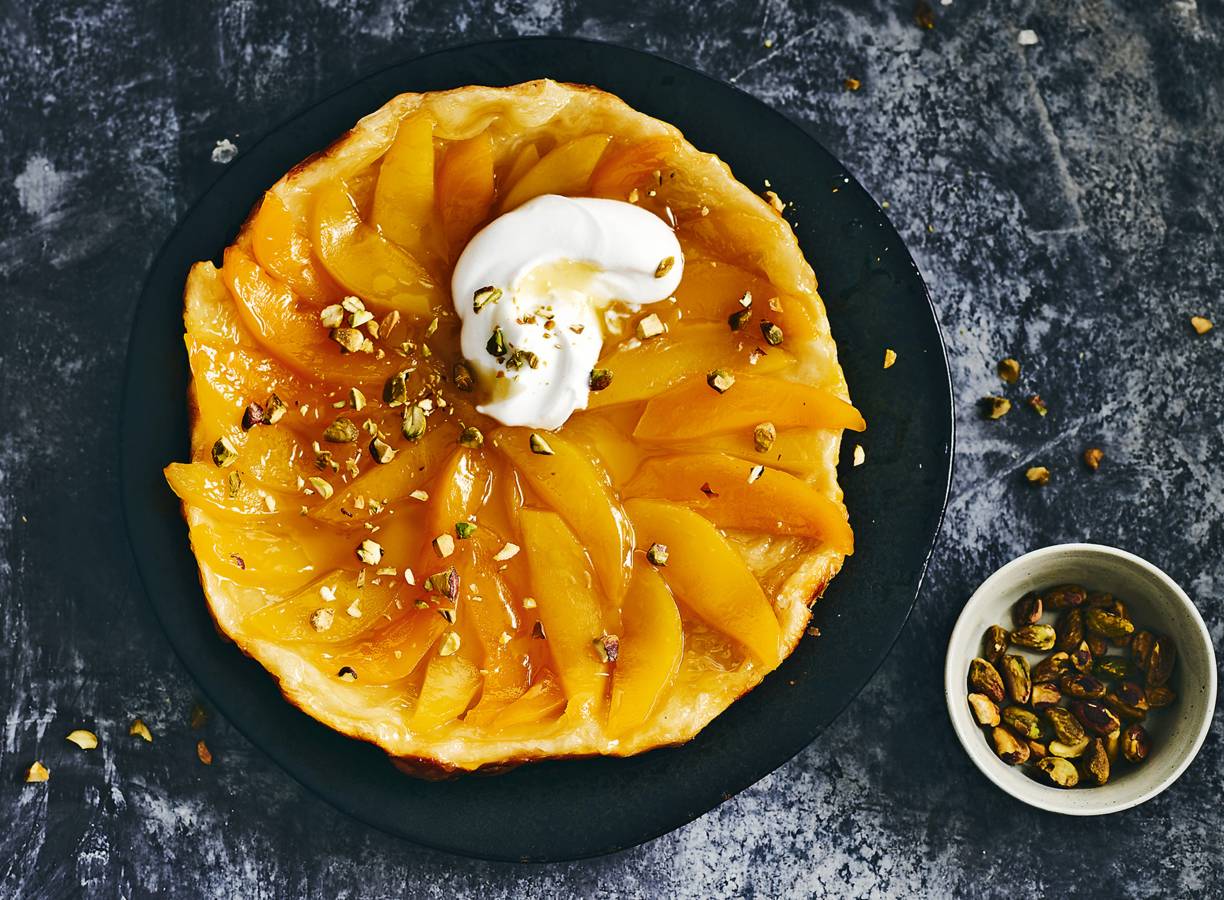 Mango tarte tatin met lemon curd & geroosterde pistachenoten