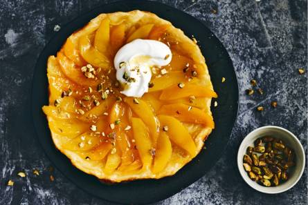 Mango tarte tatin met lemon curd & geroosterde pistachenoten