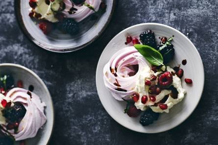 Meringues met gemarineerde bramen, granaatappelpitjes & frambozen