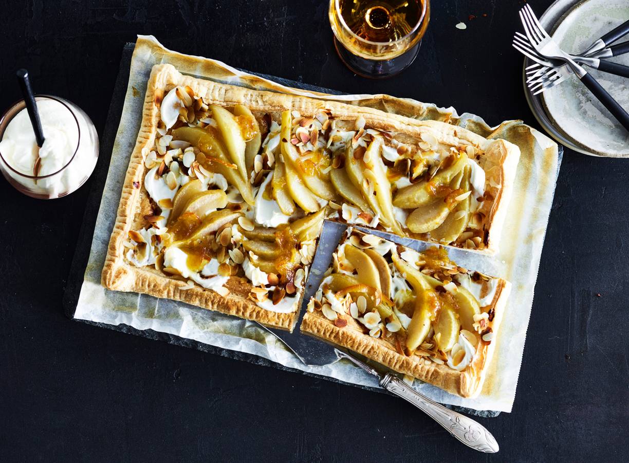 Plaattaart met peer, mascarpone & geroosterde amandel