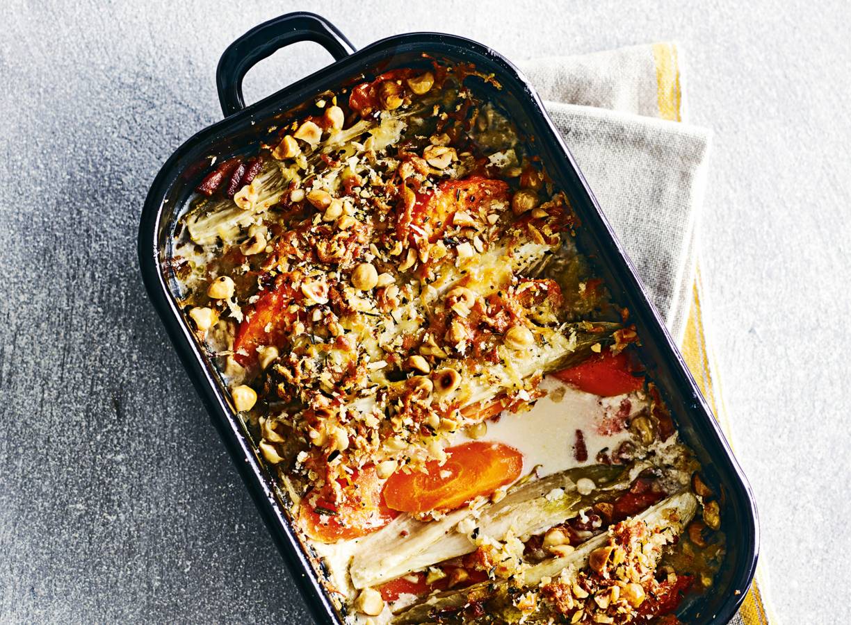 Witlof & wortel gegratineerd met panko, hazelnoten & spek
