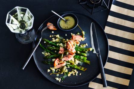 Warmgerookte zalm met groene asperges, kapperappeltjes & ei