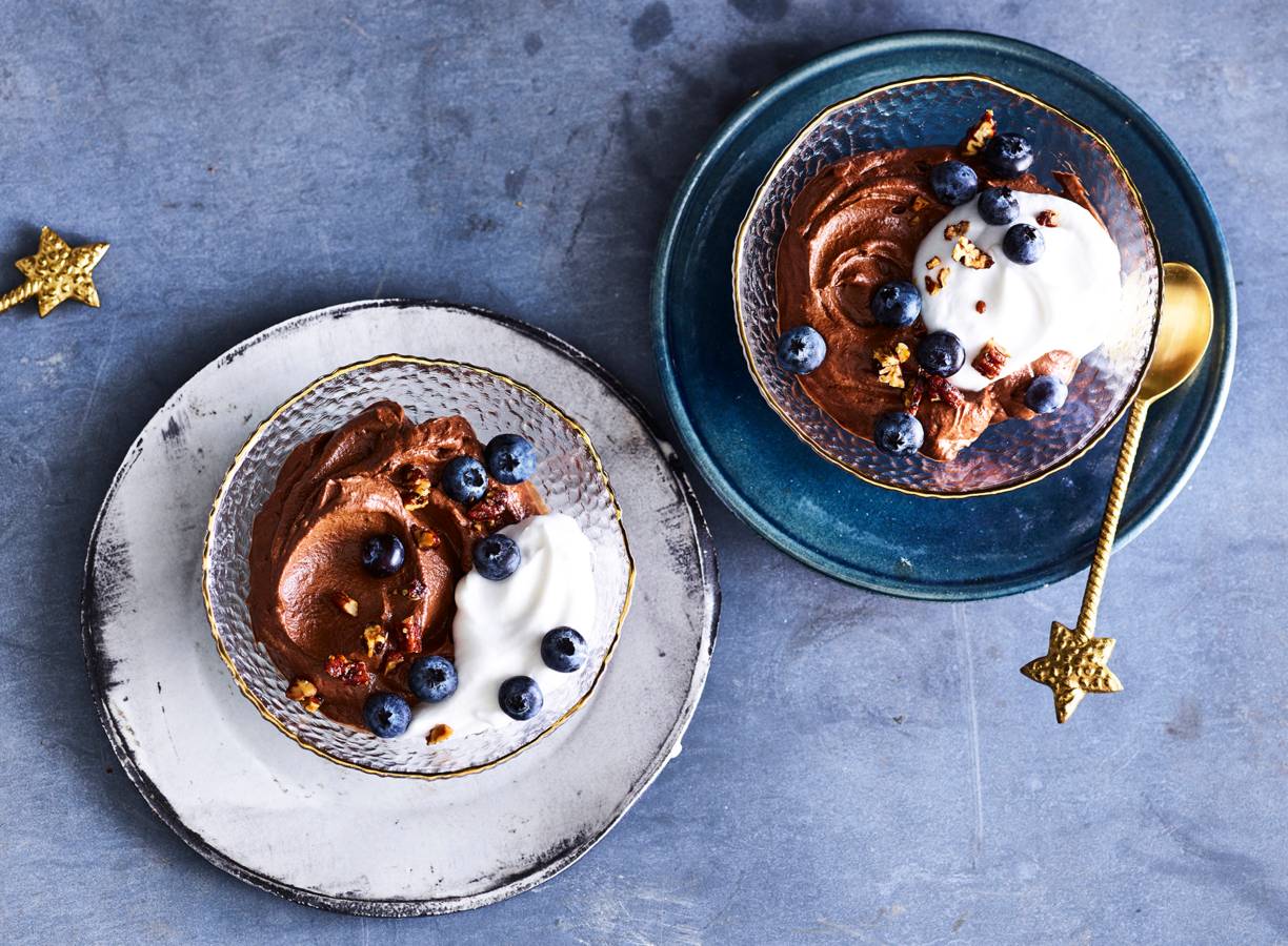 Chocomousse met pecannoten, blauwe bessen & kokosyochurt