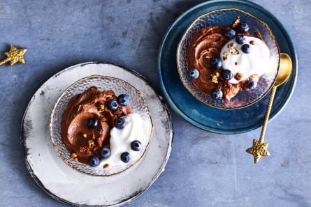 Chocomousse met pecannoten, blauwe bessen & creamy kokos