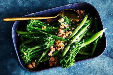 Sperziebonen & aspergebroccoli met citroendressing & walnoten