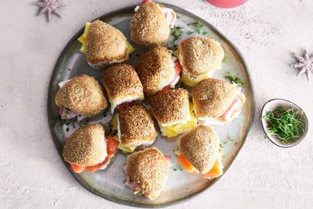 Sterbrood met gerookte zalm, kaas & achterham